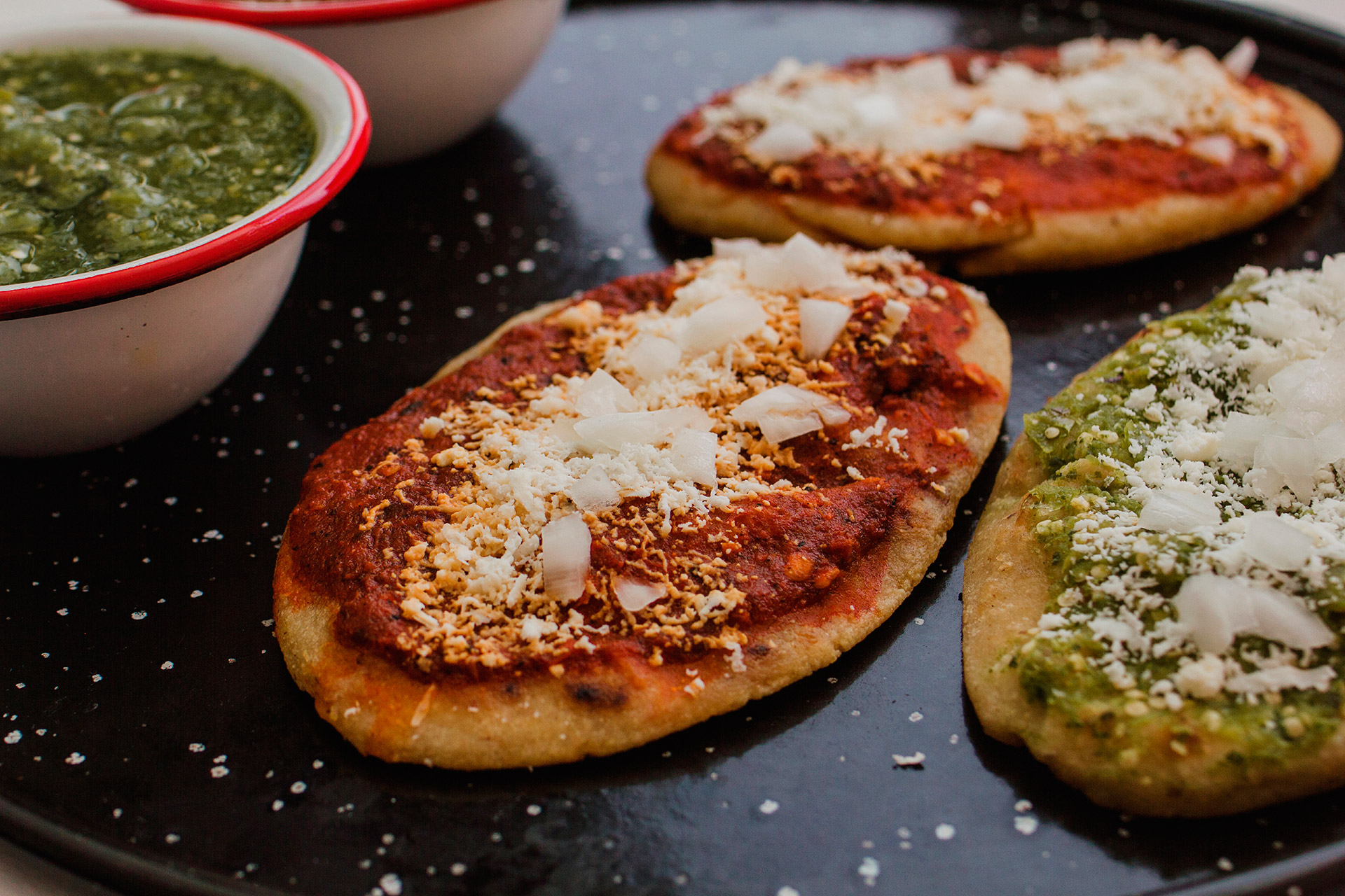 Huaraches con Salsa y Queso