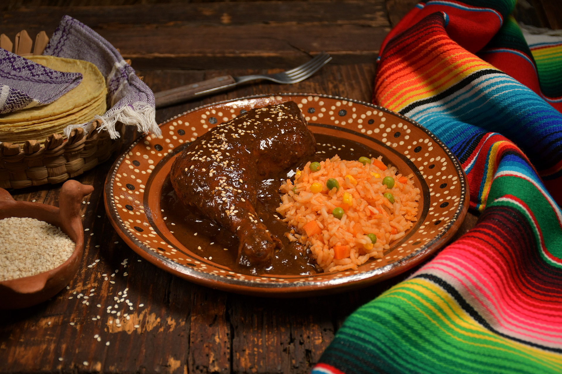 Pollo con Mole y Arroz
